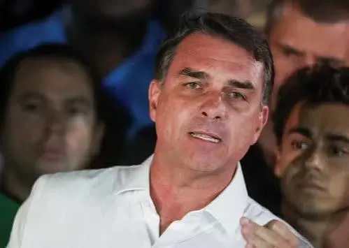 Após fugir para os EUA, Flávio Bolsonaro se declara “presidente eleito” em carta publicada