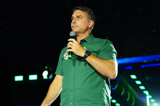 Após passar vergonha, Flávio Bolsonaro apaga carta que de declarava presidente eleito